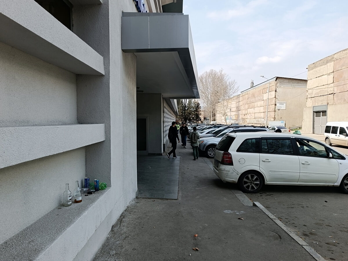 ფოტოფაქტი: ვანდალისტების თავდასხმა და მოხატული კედლები, მეტრო „გოცირიძის“ გახსნიდან რამდენიმე დღეში