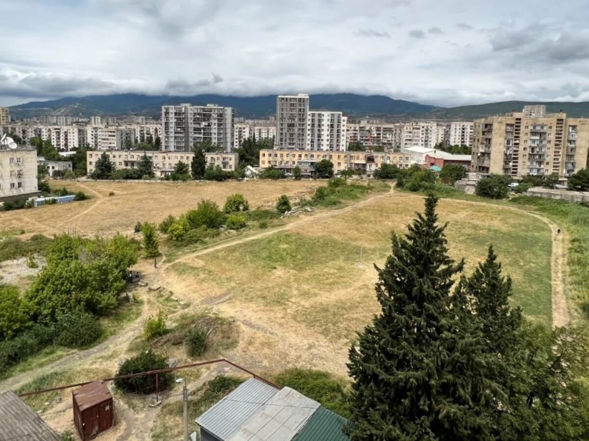 მუხიანში ძველი სტადიონის ნაცვლად მრავალსართულიანი კორპუსები აშენდება – ადგილობრივები მერიის გადაწყვეტილებას თითქმის ყოველ დღე აპროტესტებენ