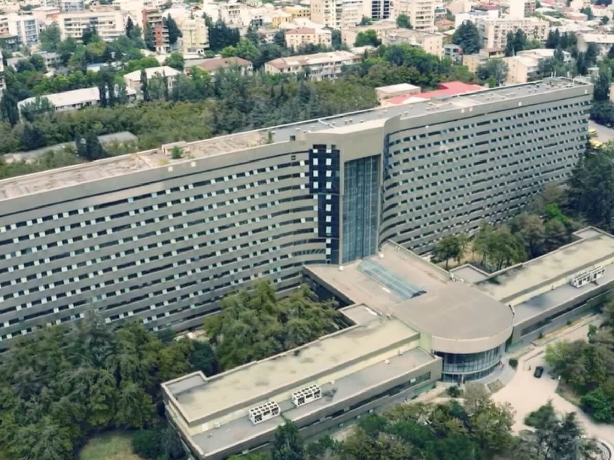 რესპუბლიკური საავადმყოფოს ექიმები ჯანდაცვის სამინისტროს გადაწყვეტილებას აპროტესტებენ