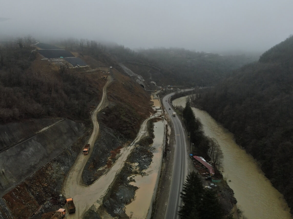 რიკოთი კვლავ პარალიზებულია – როდის გაიხსნება და რა ვითარებაა ცენტრალურ ავტომაგისტრალზე
