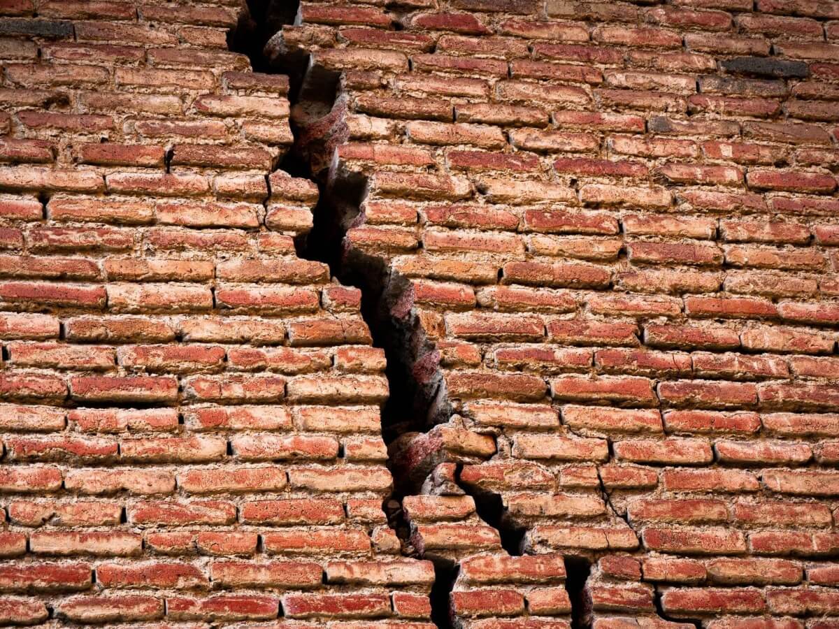 სამგორში საცხოვრებელ კორპუსში კიბე ჩამოიშალა – ვინ და რატომ ამბობს უარს მერიის პროგრამით სარგებლობაზე