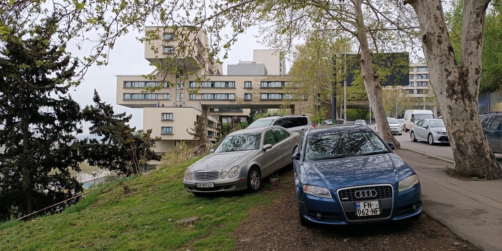 ავტომობილების პარკირების უცნაური პრაქტიკა თბილისში და ქვეითად მოსიარულეთათვის გადაადგილების პრობლემა