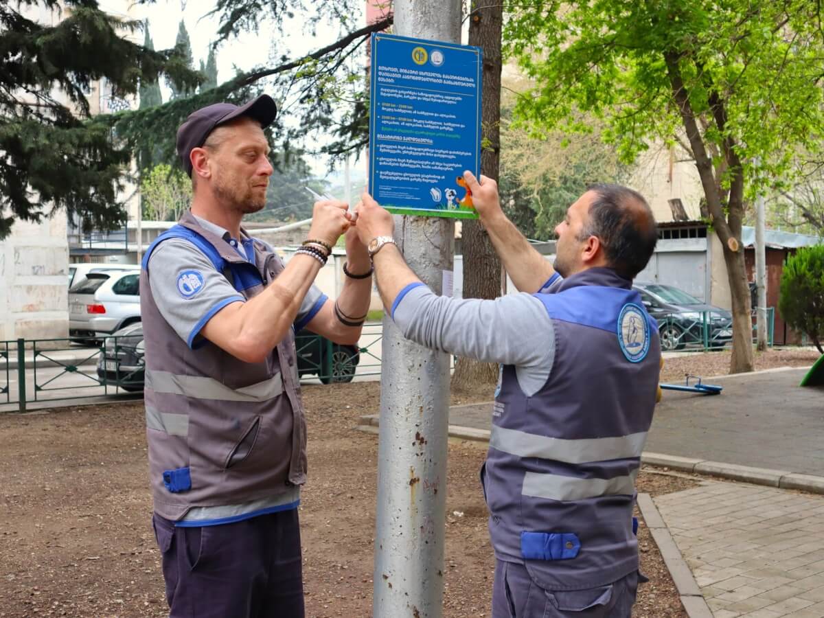 წესები ძაღლების პატრონებისთვის – თბილისის ქუჩებში საინფორმაციო დაფები გააკრეს