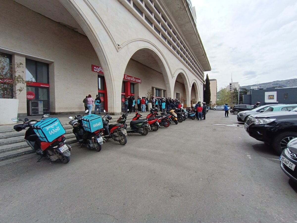 ვოლტის კურიერები  თბილისში უწყვეტ პროტესტს აანონსებენ. მათი აზრით, კომპანია მათ მოთხოვნებს არ ითვალისწინებს