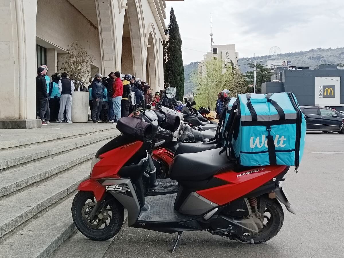 ვოლტის კურიერები  თბილისში უწყვეტ პროტესტს აანონსებენ. მათი აზრით, კომპანია მათ მოთხოვნებს არ ითვალისწინებს