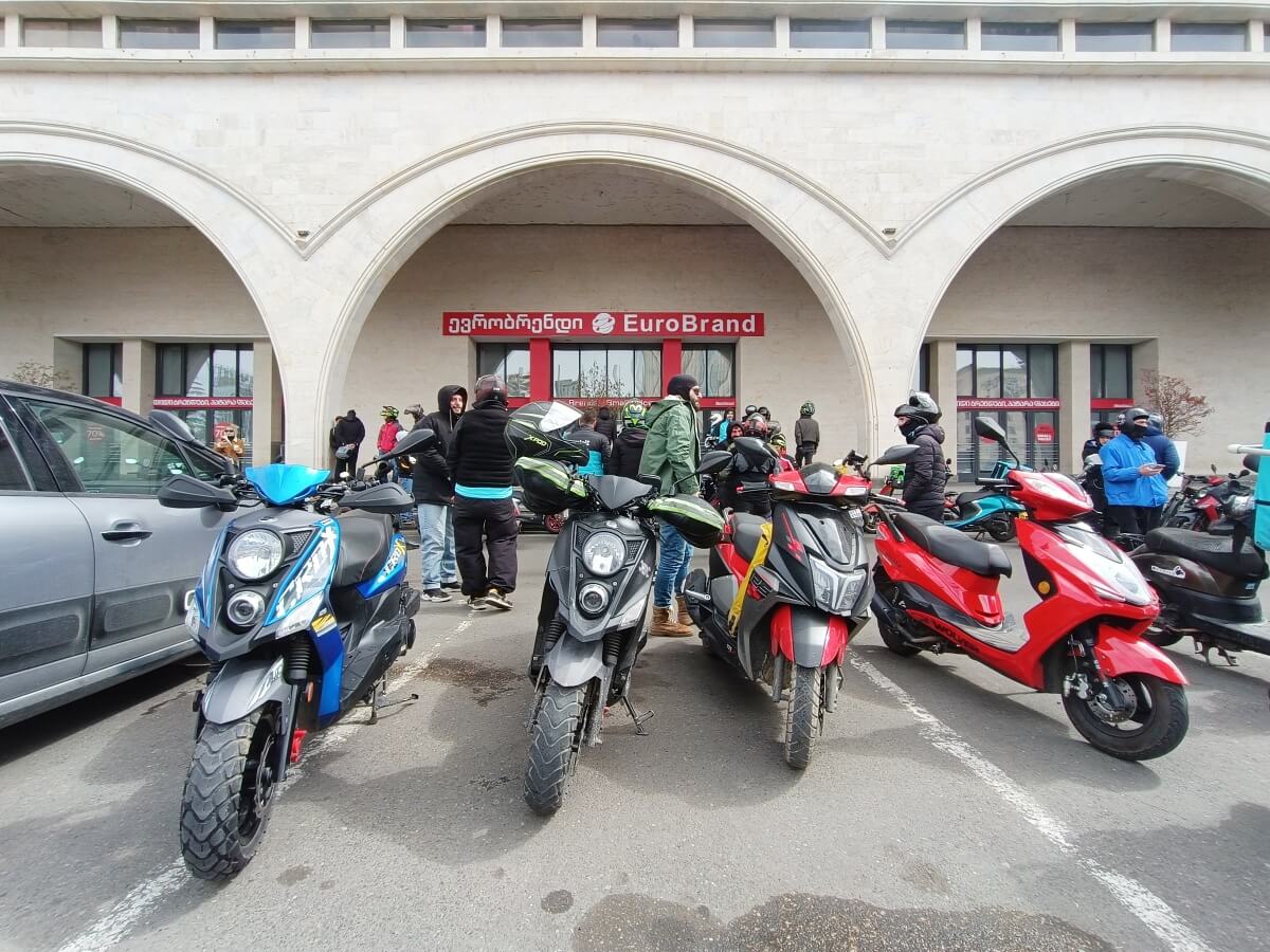 ვოლტის კურიერები  თბილისში უწყვეტ პროტესტს აანონსებენ. მათი აზრით, კომპანია მათ მოთხოვნებს არ ითვალისწინებს