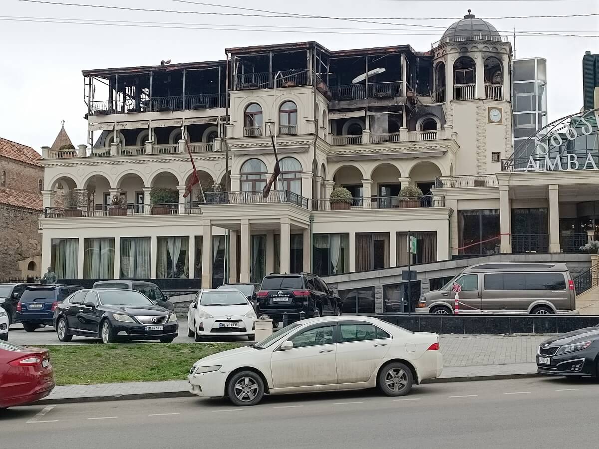ფოტოფაქტი: სასტუმრო “ამბასადორი” დილით ხანძრის შემდეგ