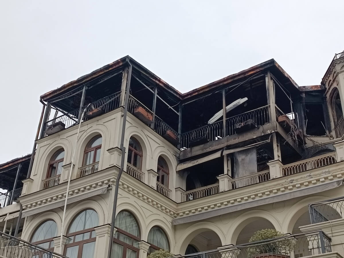 ფოტოფაქტი: სასტუმრო “ამბასადორი” დილით ხანძრის შემდეგ