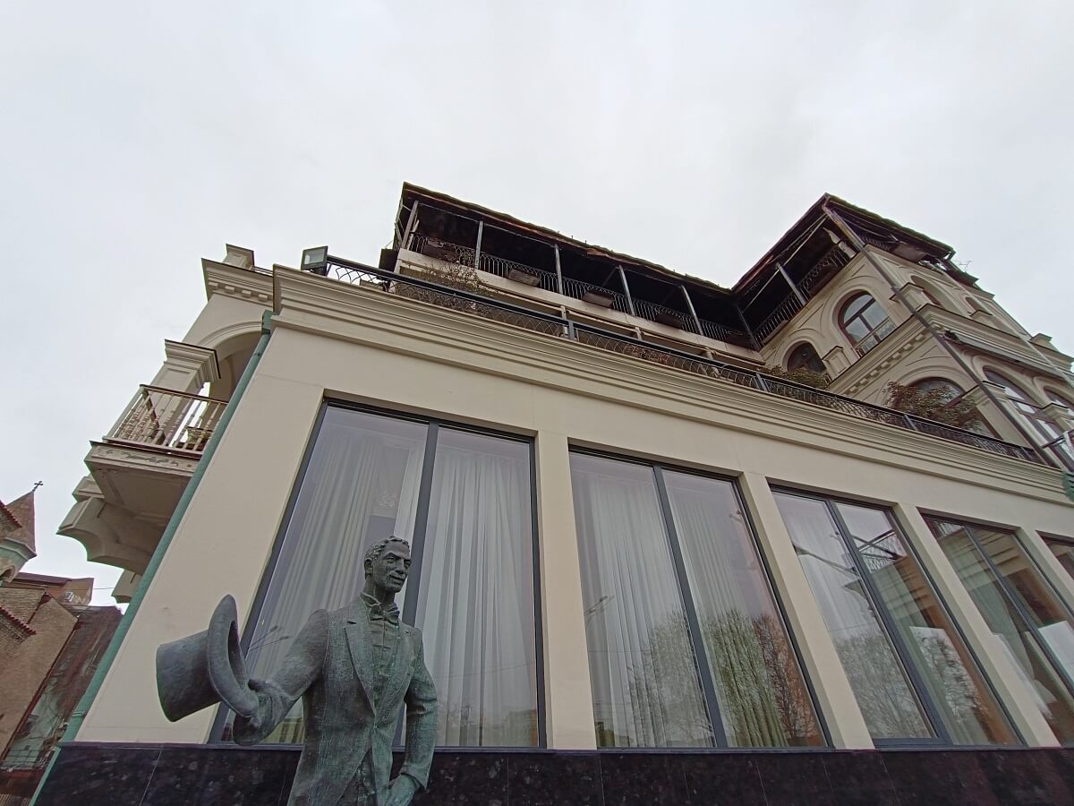 ფოტოფაქტი: სასტუმრო “ამბასადორი” დილით ხანძრის შემდეგ