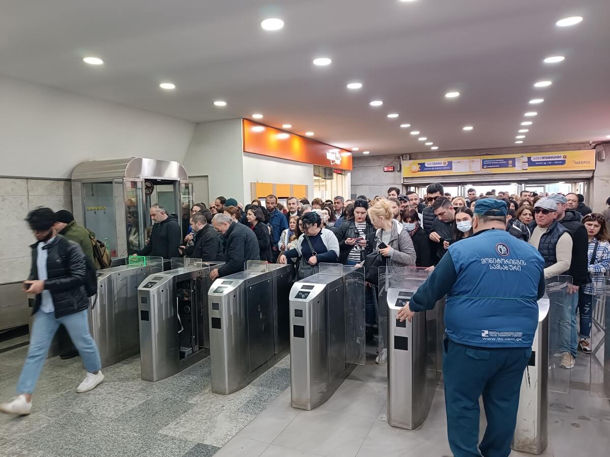 როგორ გადავრჩეთ დილით მეტროსადგურ “ახმეტელის თეატრის” შესასვლელთან