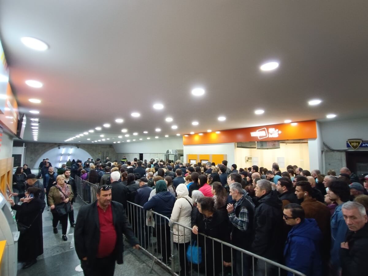 როგორ გადავრჩეთ დილით მეტროსადგურ “ახმეტელის თეატრის” შესასვლელთან