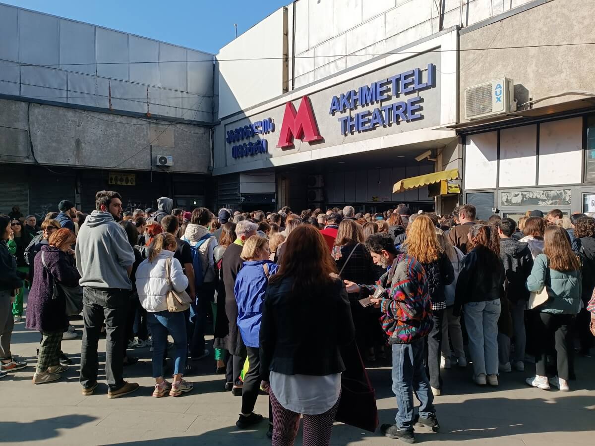 როგორ გადავრჩეთ დილით მეტროსადგურ “ახმეტელის თეატრის” შესასვლელთან