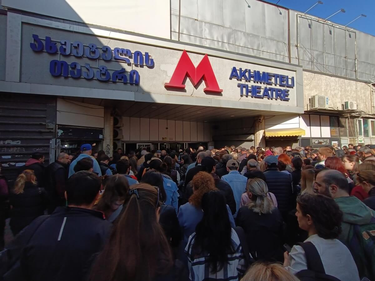 როგორ გადავრჩეთ დილით მეტროსადგურ “ახმეტელის თეატრის” შესასვლელთან