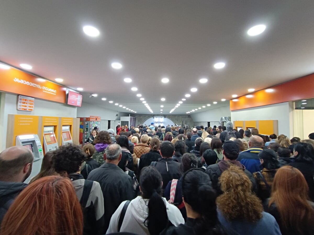 როგორ გადავრჩეთ დილით მეტროსადგურ “ახმეტელის თეატრის” შესასვლელთან