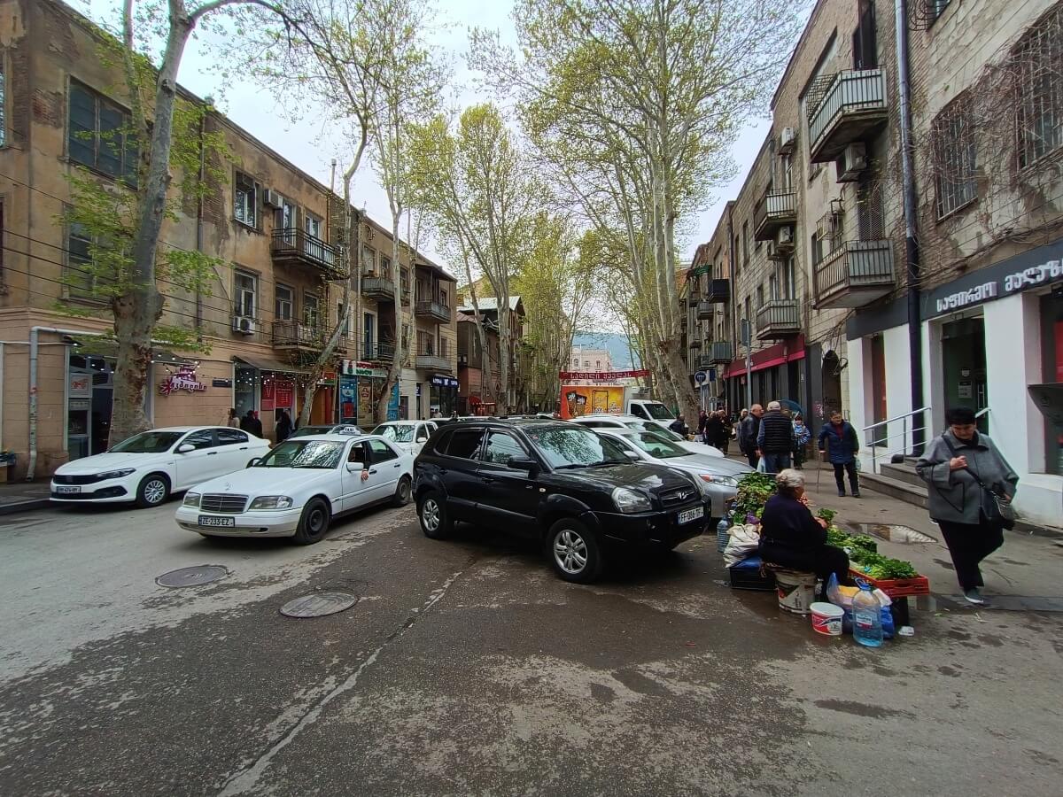 ავტომობილების პარკირების უცნაური პრაქტიკა თბილისში და ქვეითად მოსიარულეთათვის გადაადგილების პრობლემა