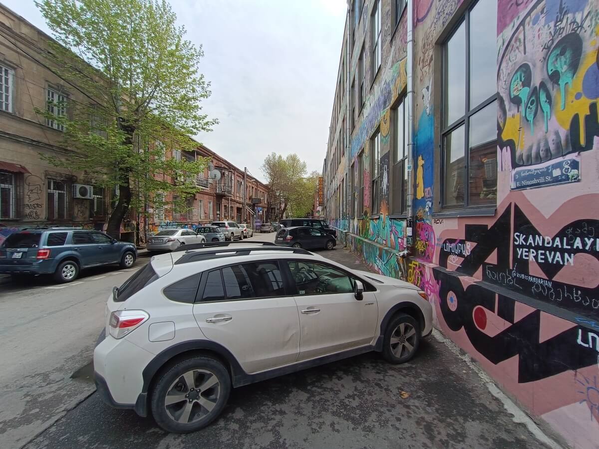 ავტომობილების პარკირების უცნაური პრაქტიკა თბილისში და ქვეითად მოსიარულეთათვის გადაადგილების პრობლემა