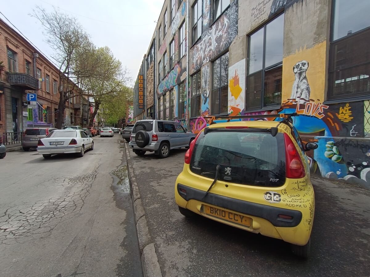 ავტომობილების პარკირების უცნაური პრაქტიკა თბილისში და ქვეითად მოსიარულეთათვის გადაადგილების პრობლემა