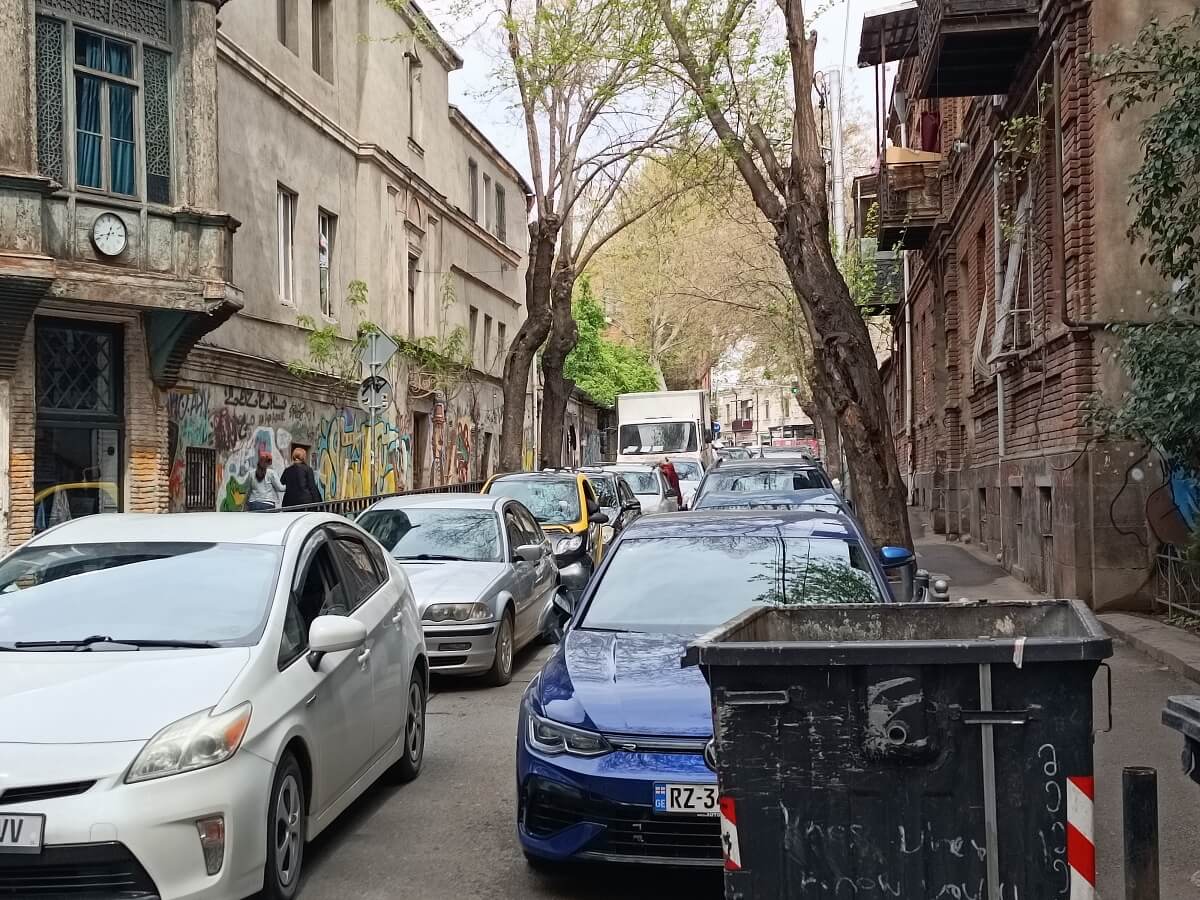 ავტომობილების პარკირების უცნაური პრაქტიკა თბილისში და ქვეითად მოსიარულეთათვის გადაადგილების პრობლემა