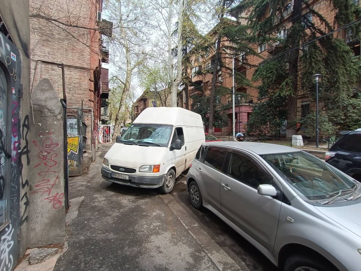 ავტომობილების პარკირების უცნაური პრაქტიკა თბილისში და ქვეითად მოსიარულეთათვის გადაადგილების პრობლემა