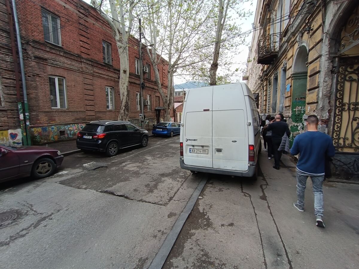 ავტომობილების პარკირების უცნაური პრაქტიკა თბილისში და ქვეითად მოსიარულეთათვის გადაადგილების პრობლემა