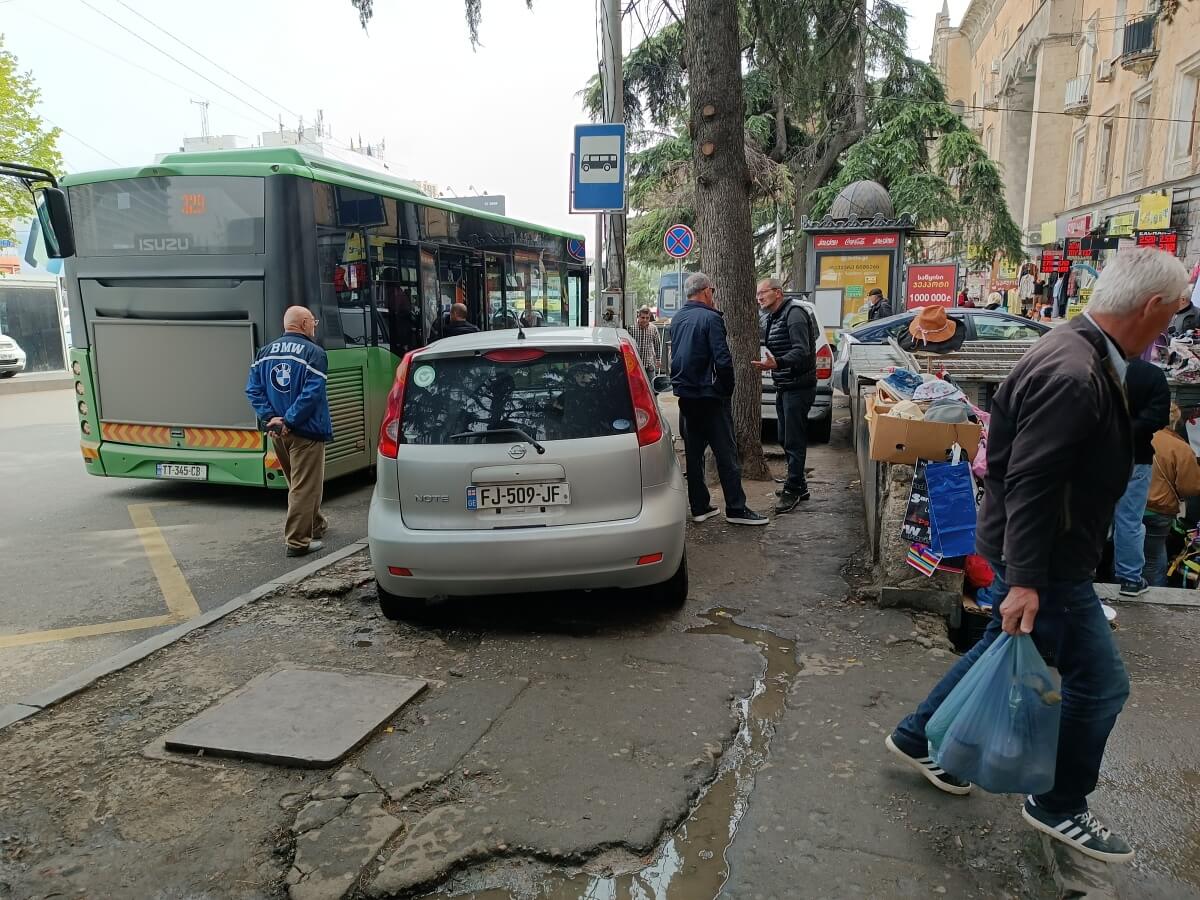 ავტომობილების პარკირების უცნაური პრაქტიკა თბილისში და ქვეითად მოსიარულეთათვის გადაადგილების პრობლემა