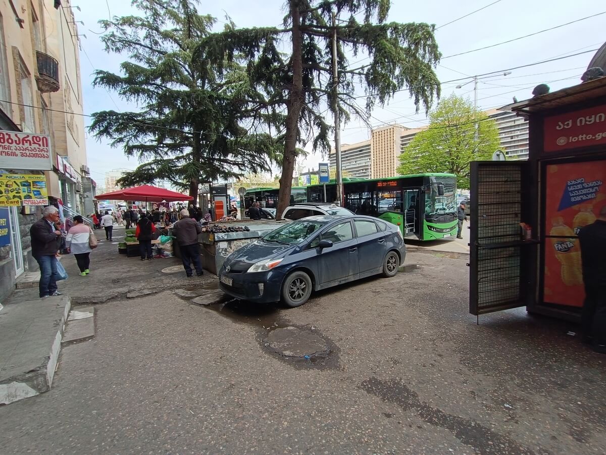ავტომობილების პარკირების უცნაური პრაქტიკა თბილისში და ქვეითად მოსიარულეთათვის გადაადგილების პრობლემა