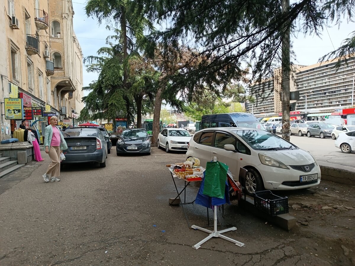 ავტომობილების პარკირების უცნაური პრაქტიკა თბილისში და ქვეითად მოსიარულეთათვის გადაადგილების პრობლემა