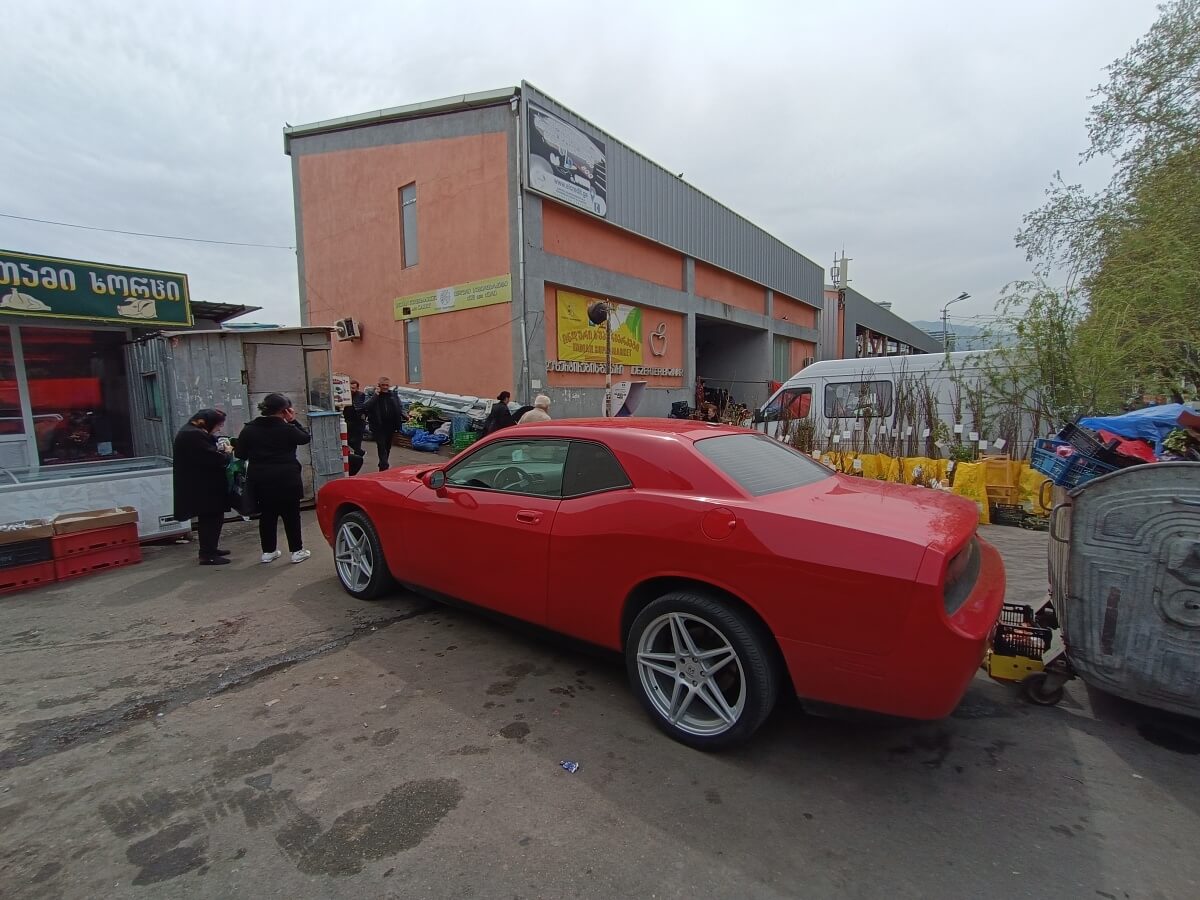 ავტომობილების პარკირების უცნაური პრაქტიკა თბილისში და ქვეითად მოსიარულეთათვის გადაადგილების პრობლემა