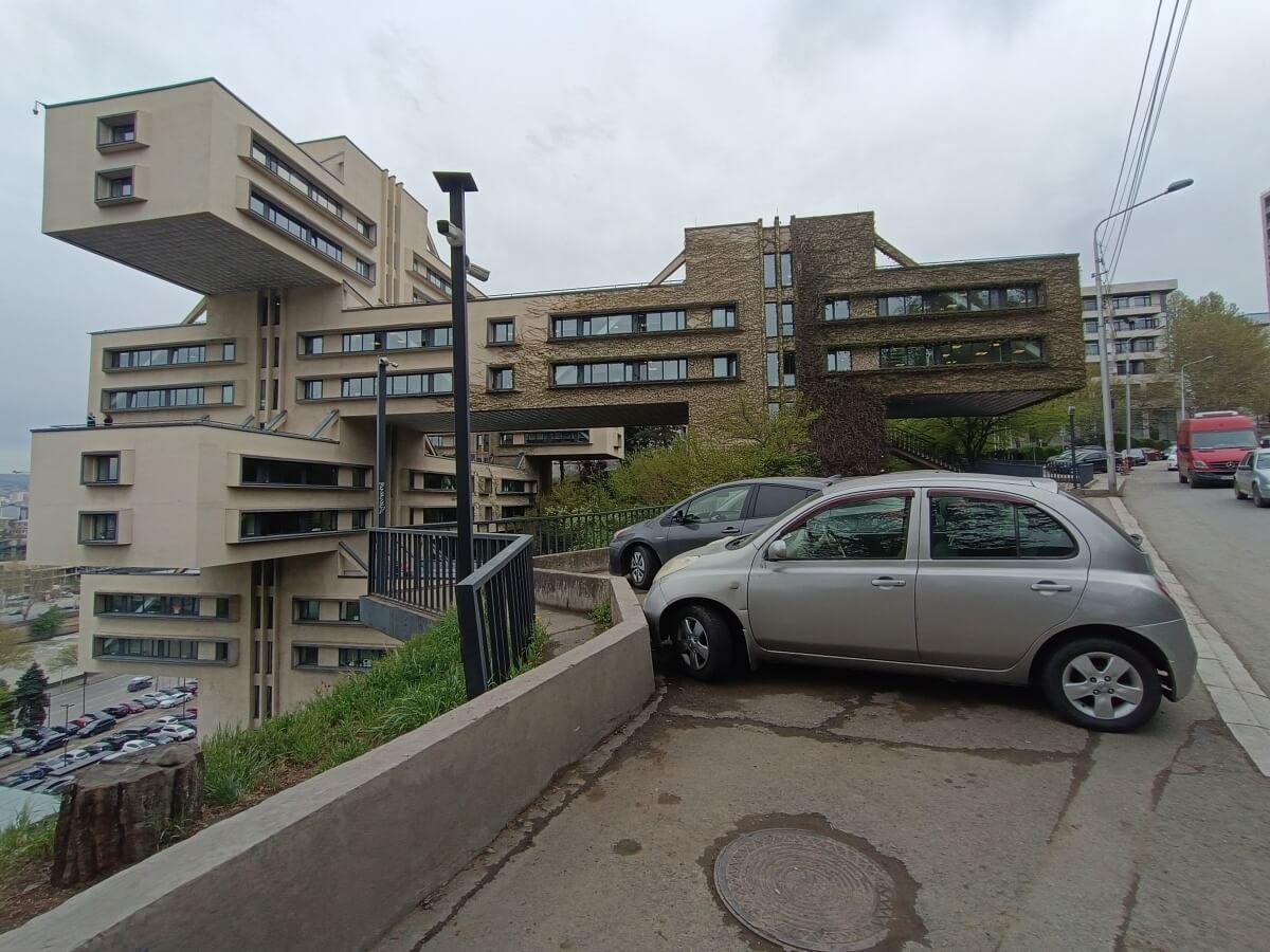 ავტომობილების პარკირების უცნაური პრაქტიკა თბილისში და ქვეითად მოსიარულეთათვის გადაადგილების პრობლემა