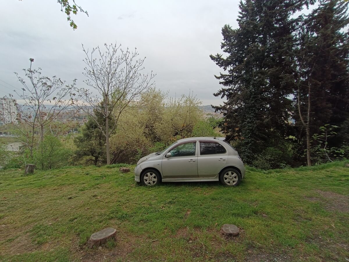 ავტომობილების პარკირების უცნაური პრაქტიკა თბილისში და ქვეითად მოსიარულეთათვის გადაადგილების პრობლემა