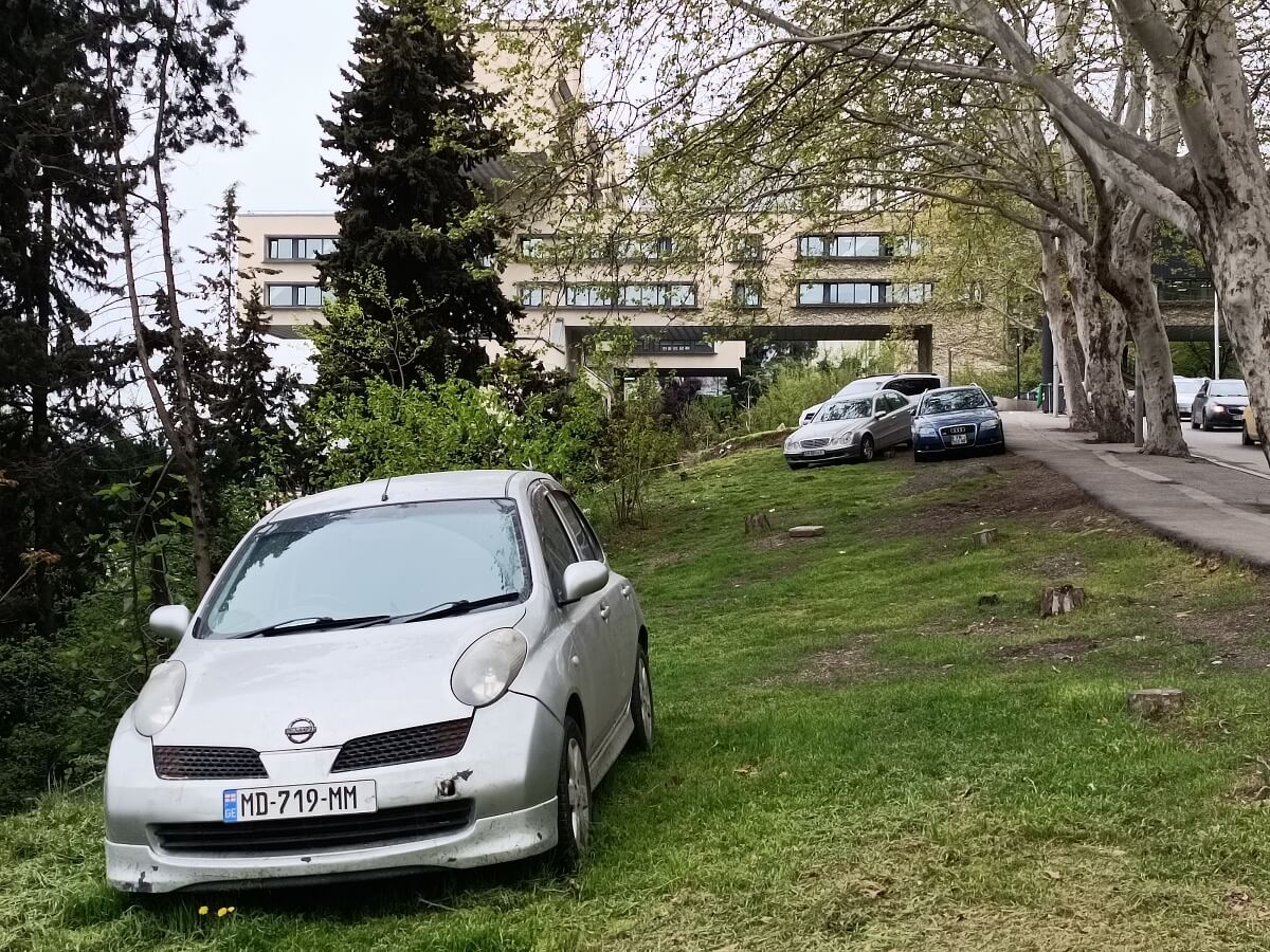ავტომობილების პარკირების უცნაური პრაქტიკა თბილისში და ქვეითად მოსიარულეთათვის გადაადგილების პრობლემა