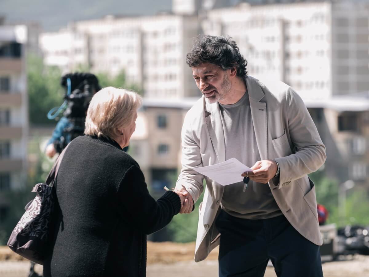 ბინები კოოპერატივით დაზარალებულთათვის-თბილისის მერიამ 104 ოჯახს ბინა გადასცა