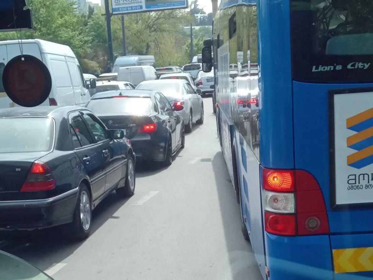 “ქალაქი პარალიზებულია” – რას წერენ და რა ფოტოებს აქვეყნებენ სოციალურ ქსელში თბილისელები
