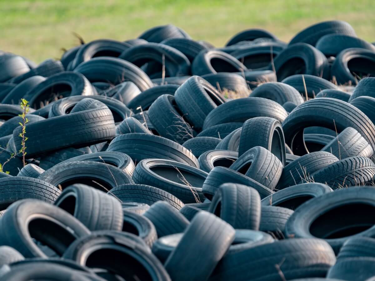 საბურავების ნაგავსაყრელი – მომაკვდინებელი საფრთხე თბილისის უბანში