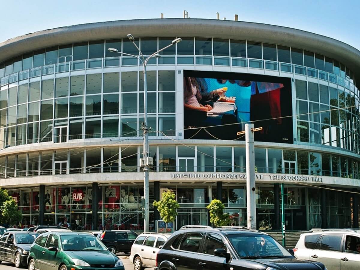 ფილარმონიის მიმდებარედ, ტერიტორიის  სარეაბილიტაციო სამუშაოების პირველი ნაწილი დასრულდა