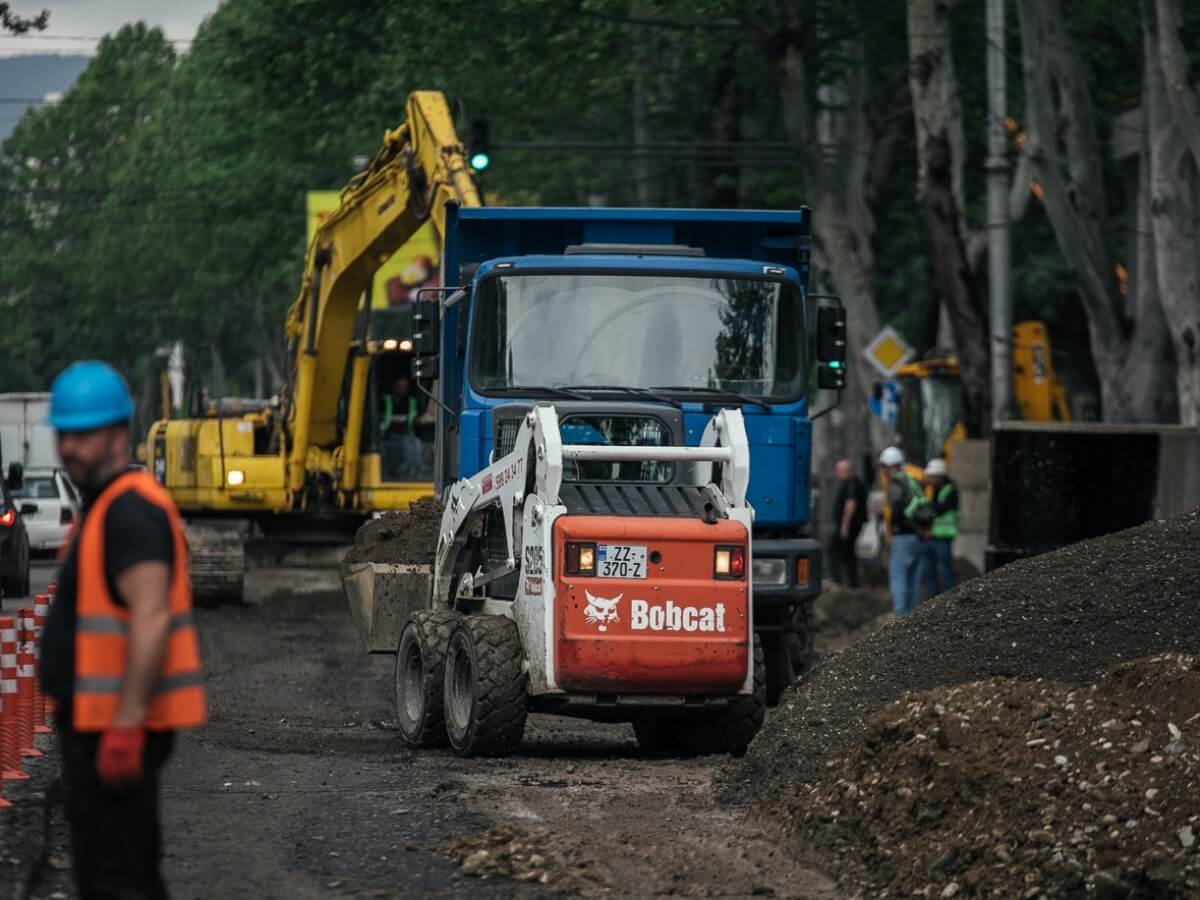 კრწანისის რაიონში, ვახტანგ გორგასლის ქუჩაზე არსებული შუა ზოლის რეაბილიტაცია მიმდინარეობს-სამუშაოები ორ ჰექტარს მოიცავს