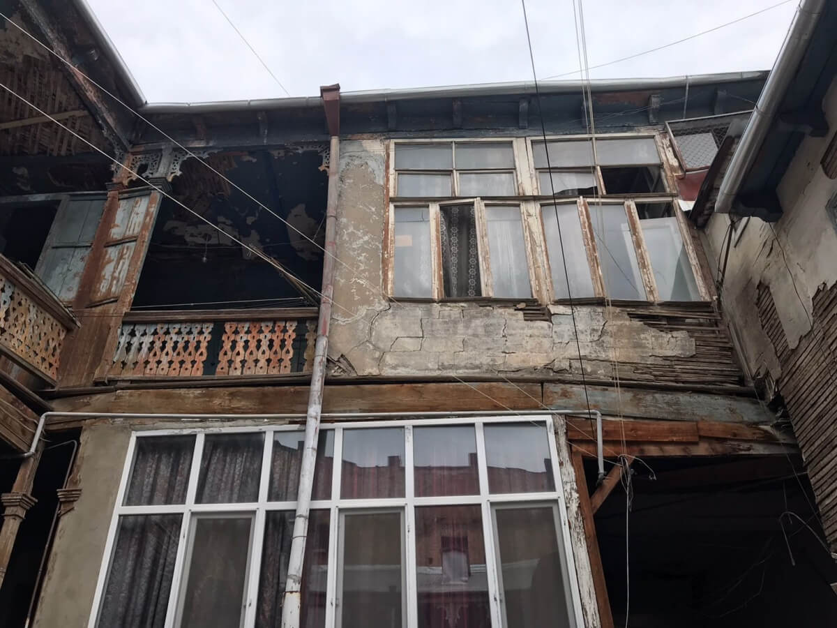 8 ფოტო თბილისური ეზოდან, რომელიც ემოციებს მოგგვრით და ბავშვობის დროინდელ ძველ ქალაქს გაგახსენებთ
