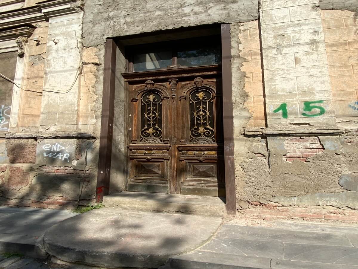 ერთი დღე კოტე აფხაზის ქუჩაზე