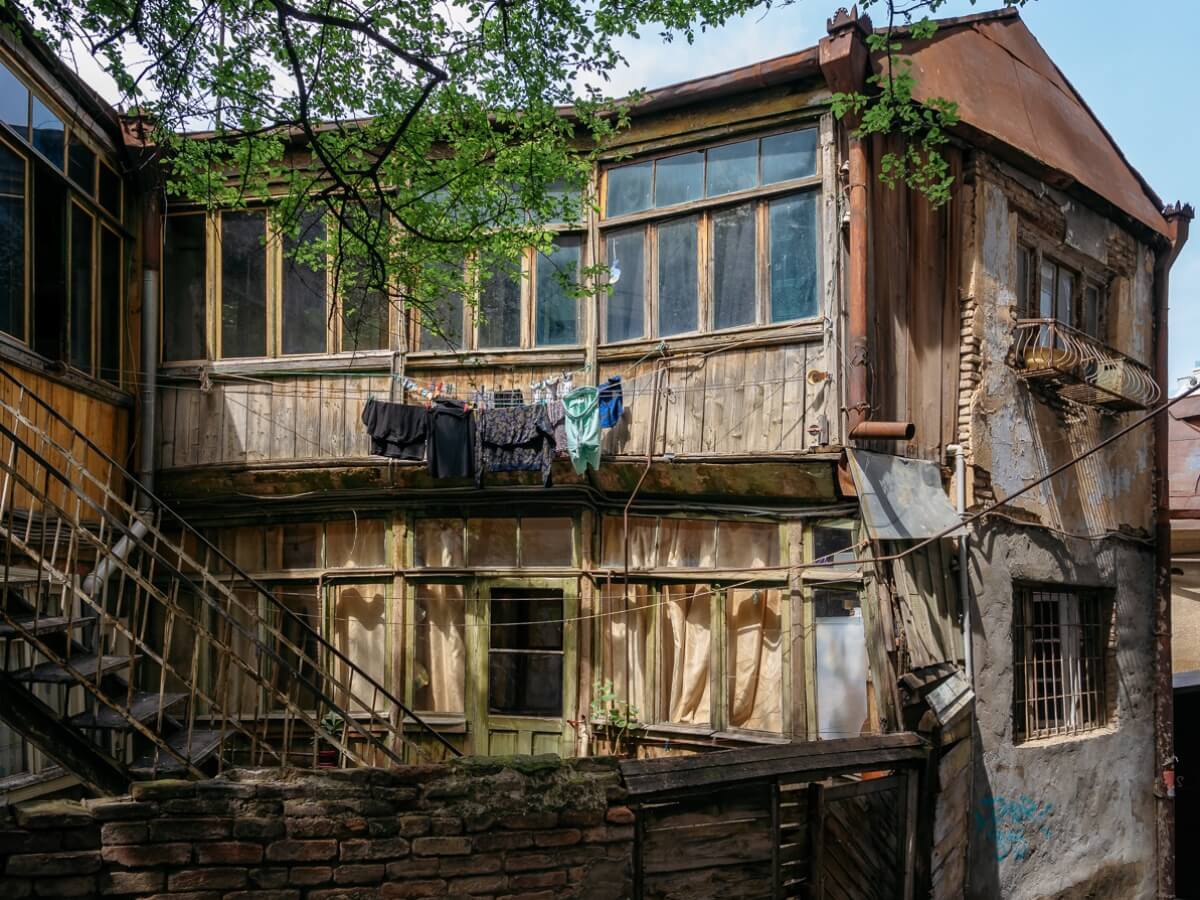 რეალური ფაქტები თუ რა პირობებში უწევთ ადამიანებს ცხოვრება