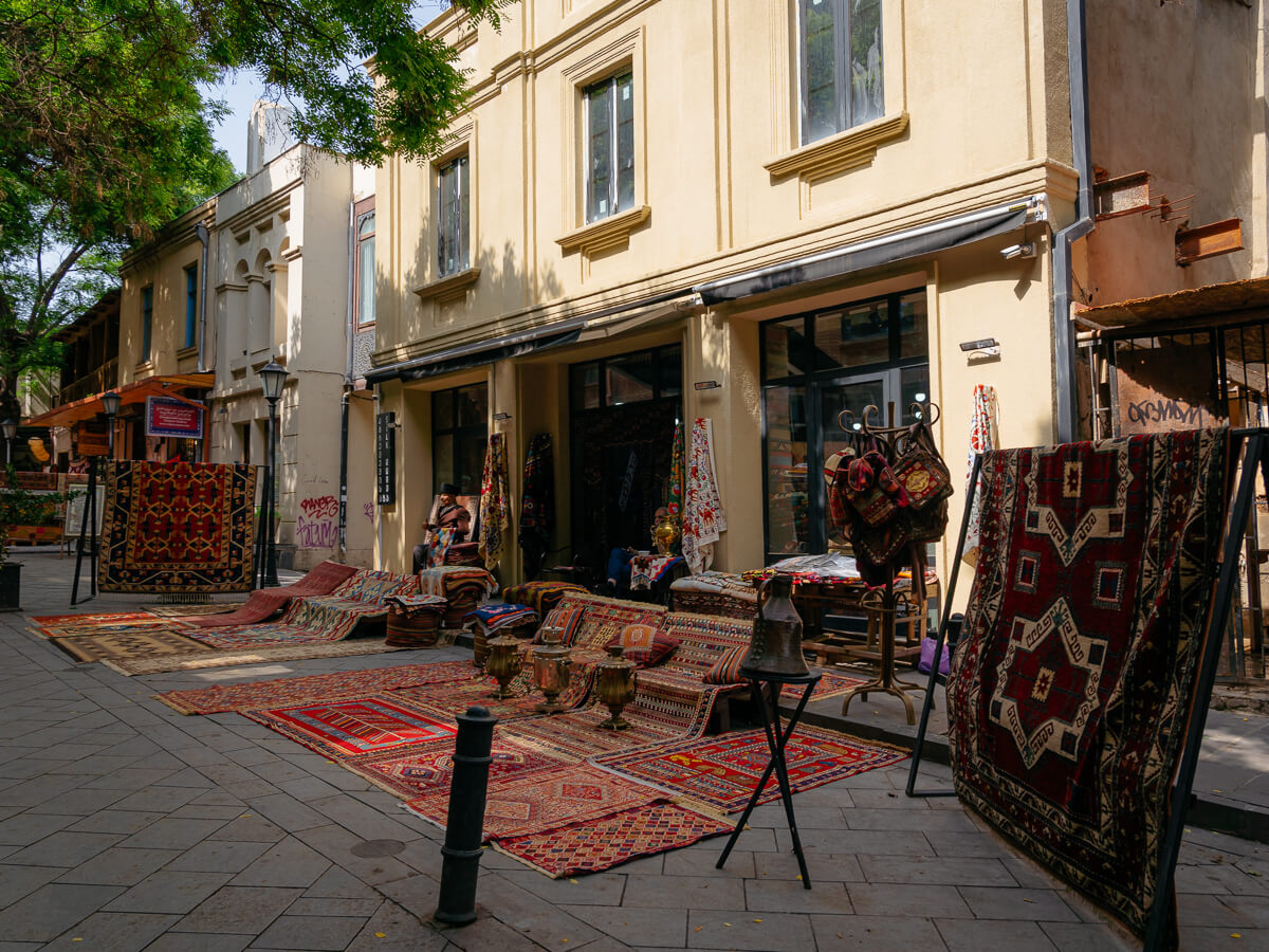 ერთი დღე კოტე აფხაზის ქუჩაზე