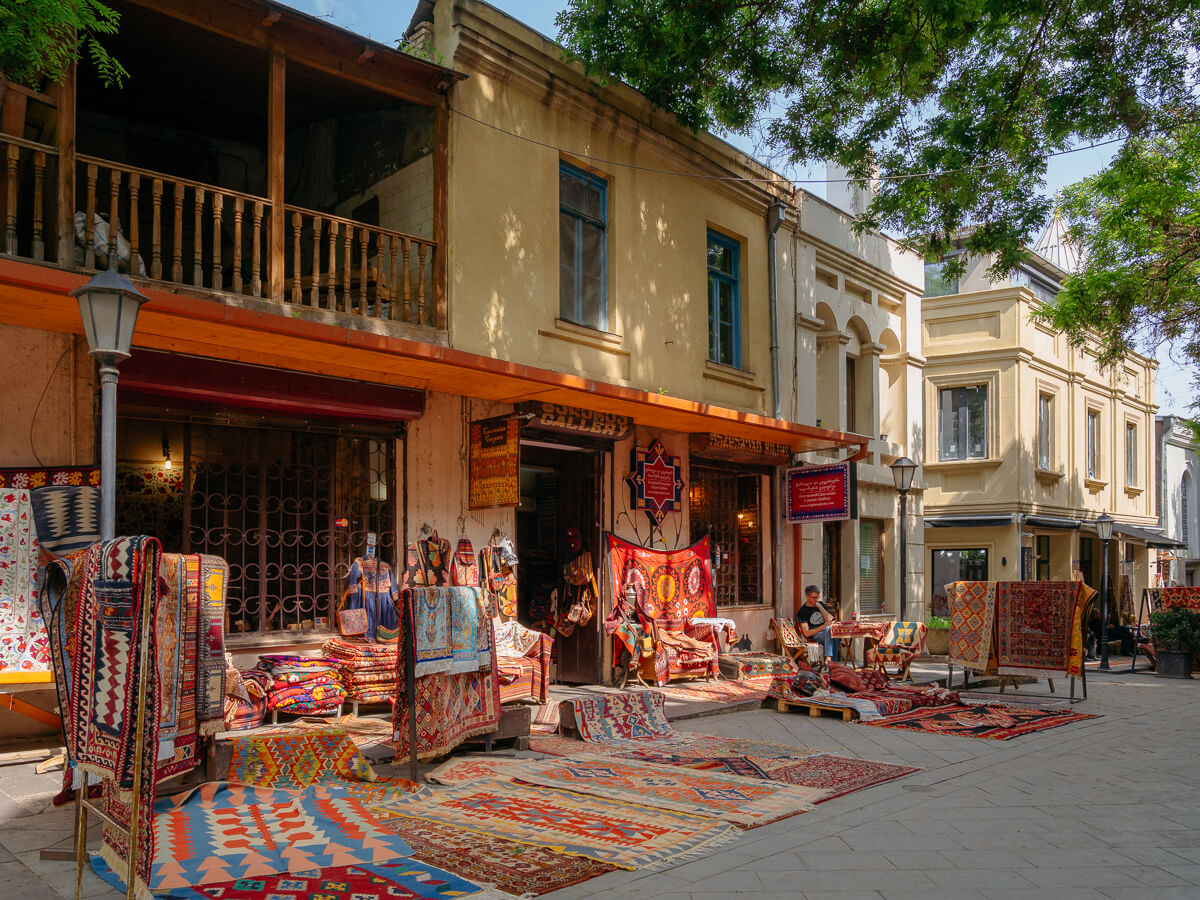 ერთი დღე კოტე აფხაზის ქუჩაზე