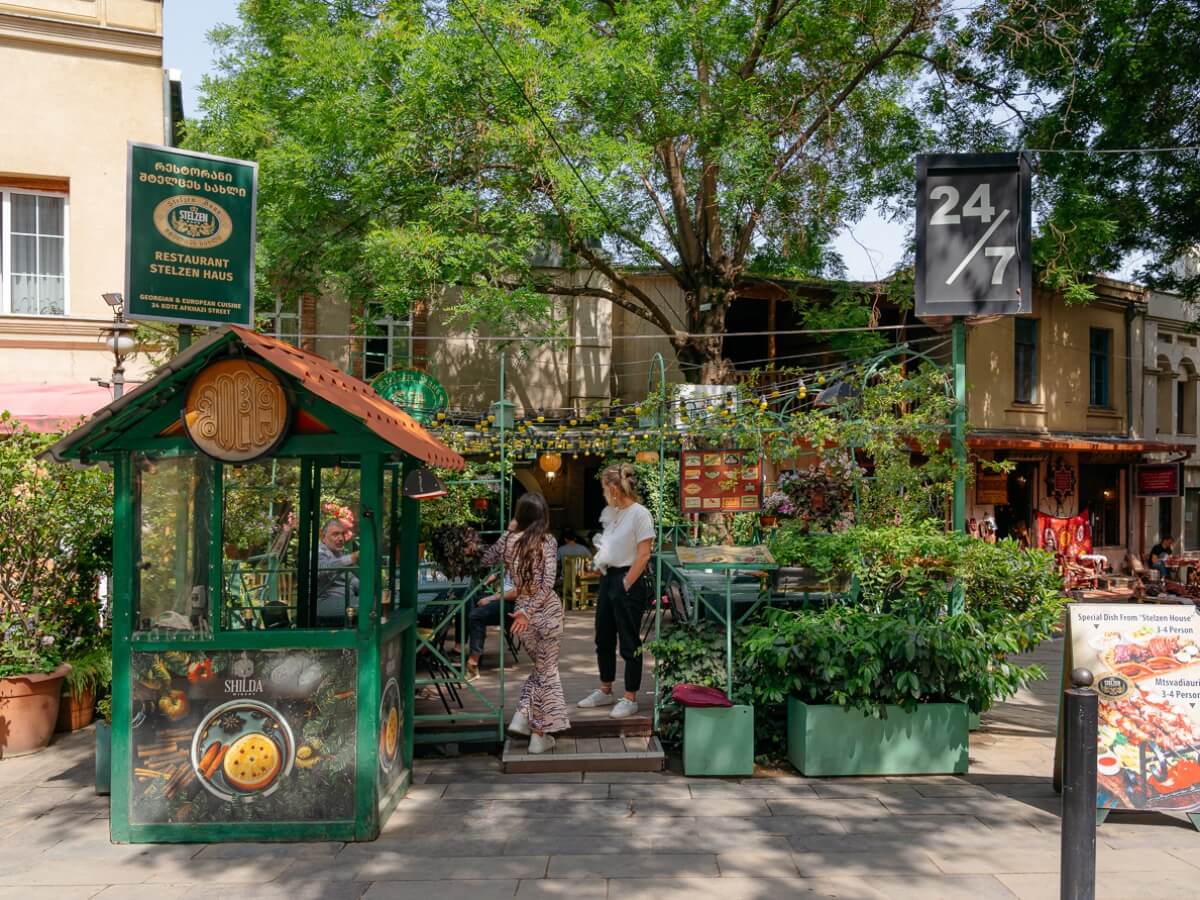 ერთი დღე კოტე აფხაზის ქუჩაზე