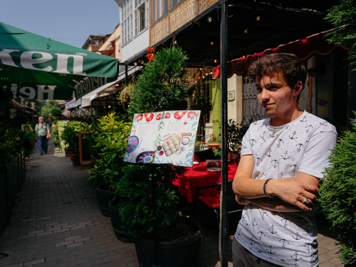 ერთი დღე კოტე აფხაზის ქუჩაზე