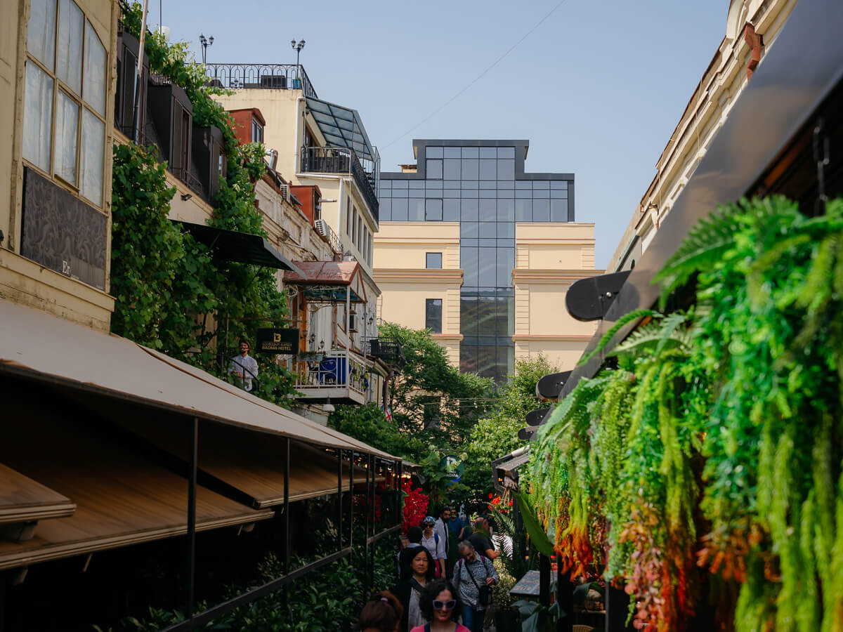 ერთი დღე კოტე აფხაზის ქუჩაზე