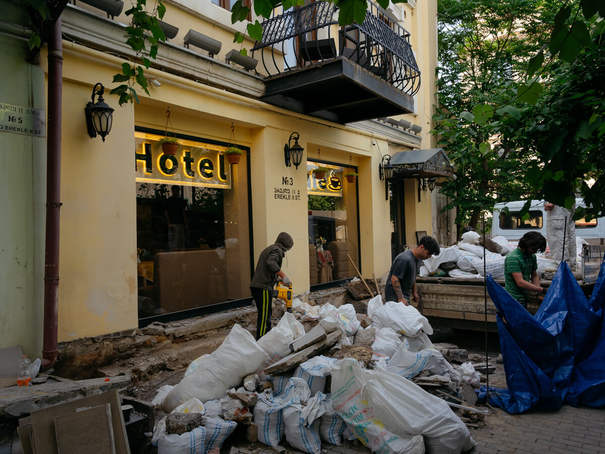 ერთი დღე კოტე აფხაზის ქუჩაზე