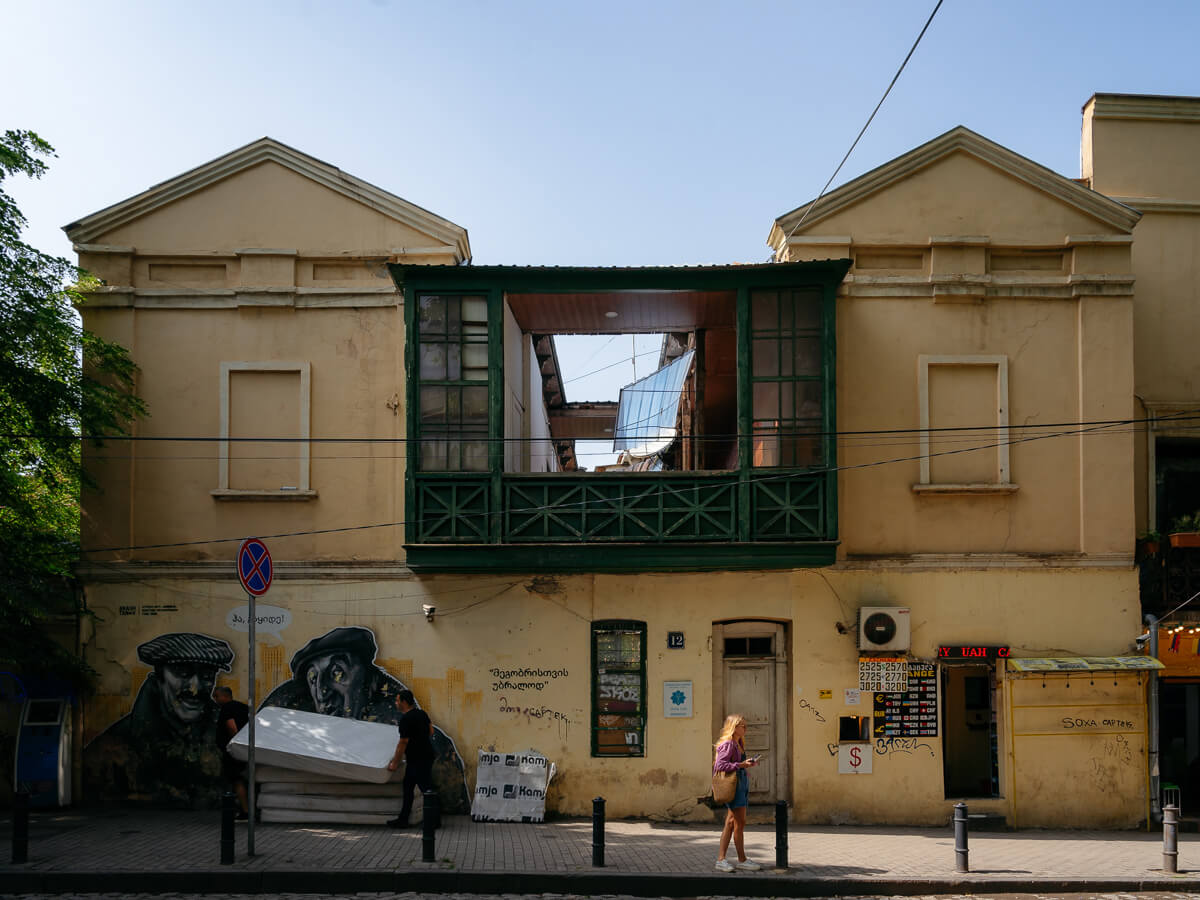 ერთი დღე კოტე აფხაზის ქუჩაზე