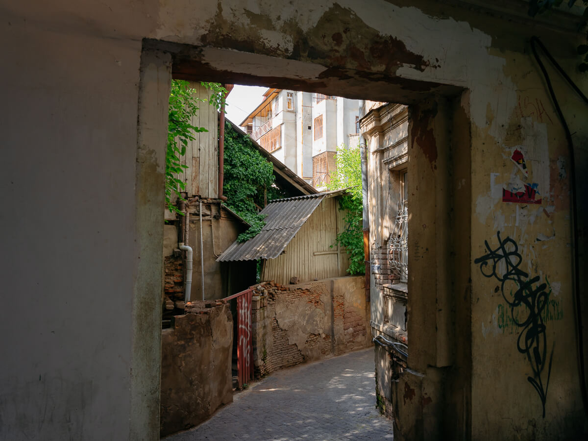 ერთი დღე კოტე აფხაზის ქუჩაზე