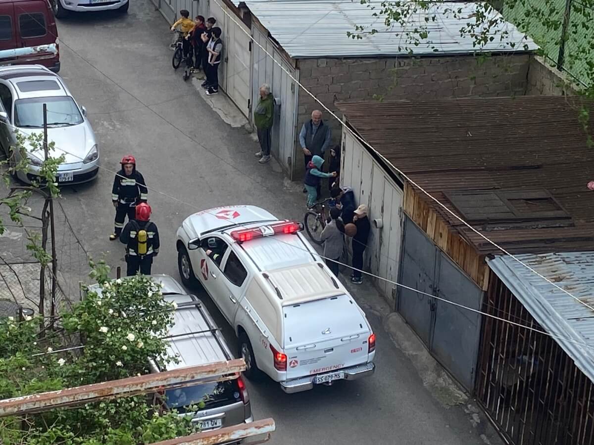 ამ წუთებში სანზონაში, საცხოვრებელი კორპუსის ერთ-ერთ ბინას ცეცხლი წაეკიდა