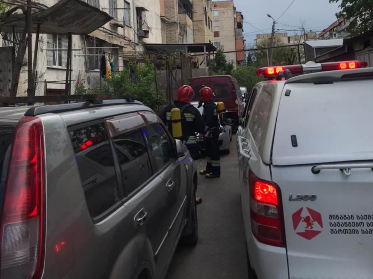 ამ წუთებში სანზონაში, საცხოვრებელი კორპუსის ერთ-ერთ ბინას ცეცხლი წაეკიდა