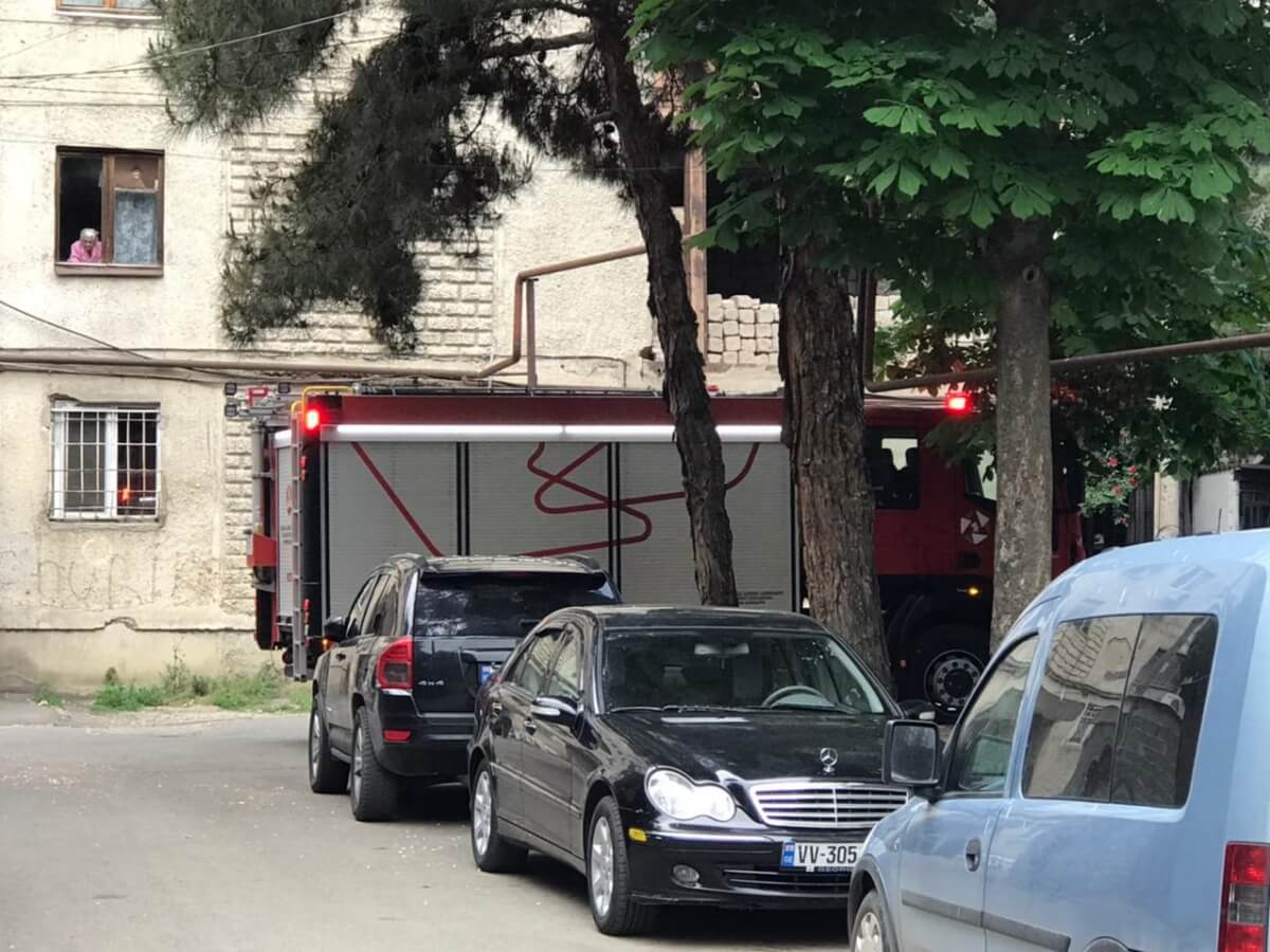 ამ წუთებში სანზონაში, საცხოვრებელი კორპუსის ერთ-ერთ ბინას ცეცხლი წაეკიდა